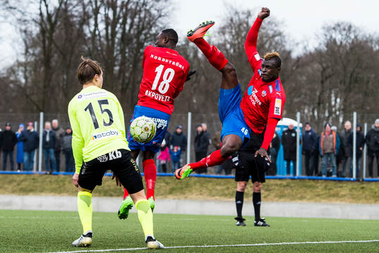 Helsingborgs Edwin Gyimah försöker sig på en konstspark