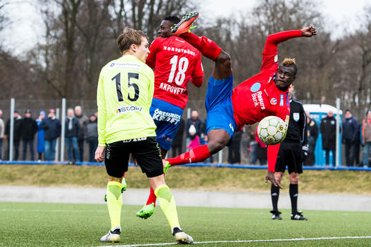 Helsingborgs Edwin Gyimah försöker sig på en konstspark