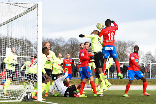 Helsingborgs Oke Akpoveta  och Kristianstads Antonio Rojas