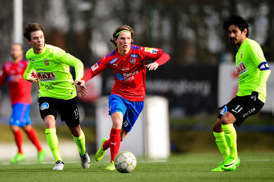 Helsingborgs Max Svensson och Kristianstads  Antonio Rojas