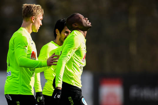 Kristianstads Saikou Jawneh lämnar planen skadad