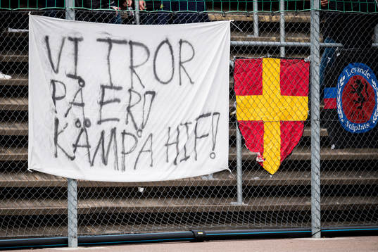 Helsingborgs supportrar har hängt upp en banderoll med