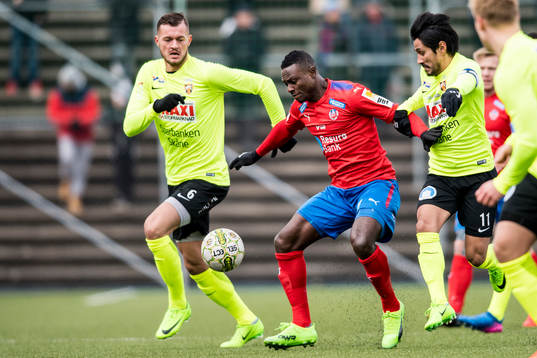 Helsingborgs Oke Akpoveta mot Kristianstads Albert Ejupi