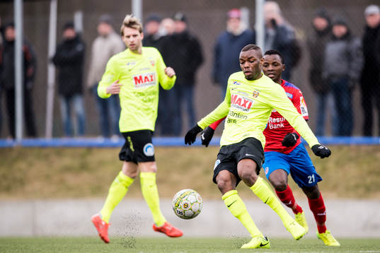 Kristianstads Saikou Jawneh och Helsingborgs Monday Samuel
