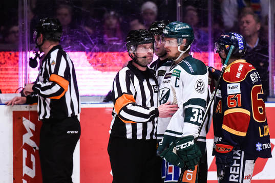 Färjestads Magnus Nygren i samtal med domaren