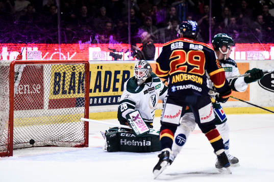 Färjestads målvakt Stefan Steen släpper in 2-0 målet