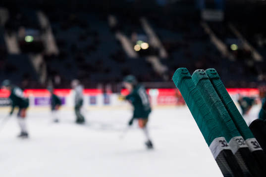 Klubbor tillhörande Färjestads Magnus Nygren, ej i bild