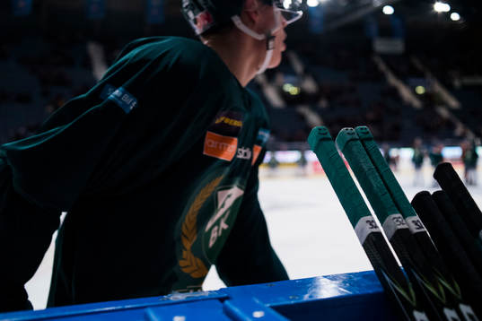 Färjestads Joel Eriksson Ek åker förbi klubbor