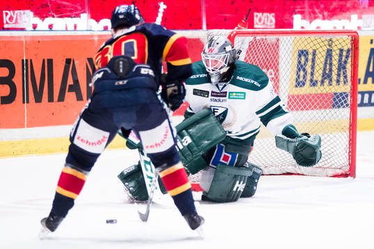 Djurgårdens Gustav Possler utmanar Färjestads målvakt