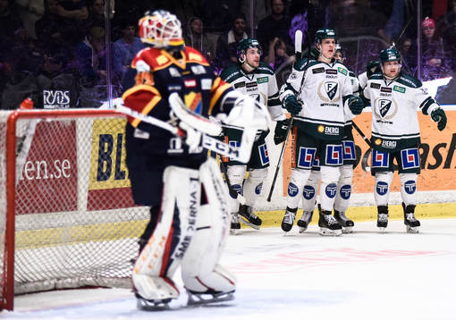 Färjestads Joel Eriksson Ek jublar med lagkamrater och