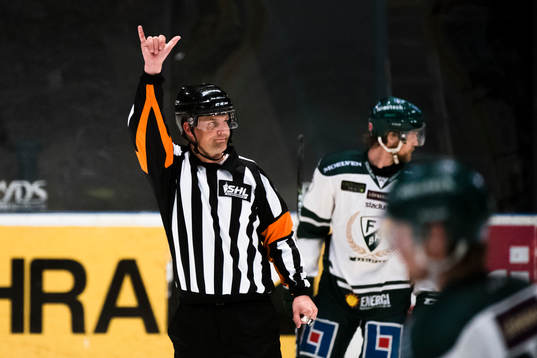 Domaren Mikael Nord signalerar videogranskning