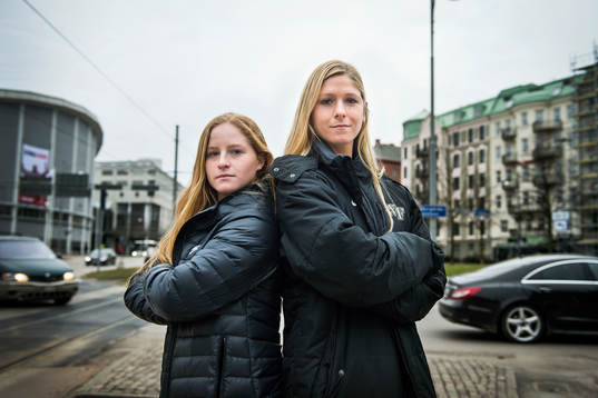 Savannah Levin (tv) och Sarah Teegarden (th)