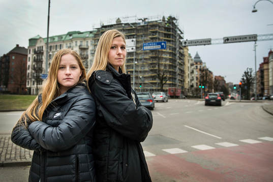 Savannah Levin (tv) och Sarah Teegarden (th)