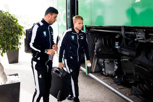 Behrang Safari och Oscar Lewicki ankommer till hotellet