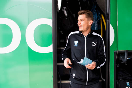 Markus Rosenberg ankommer till hotellet för Malmö FFs