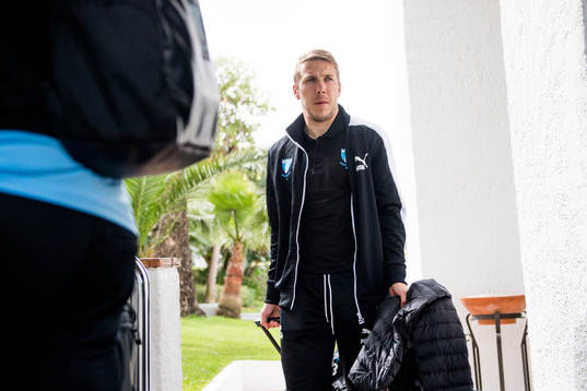Anton Tinnerholm ankommer till hotellet för Malmö FFs