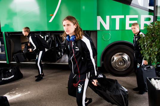 Pawel Cibicki ankommer till hotellet för Malmö FFs