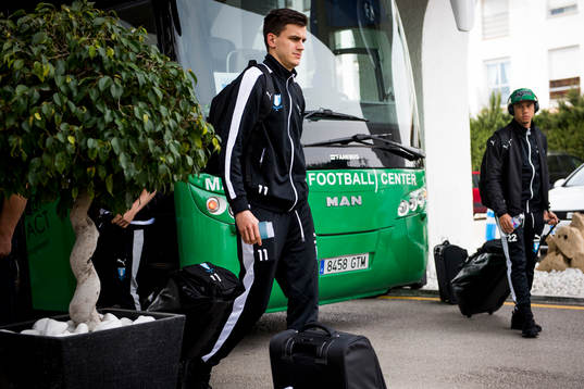 Alexander Jeremejeff ankommer till hotellet för Malmö FFs
