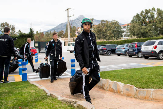 Tobias Sana ankommer till hotellet för Malmö FFs