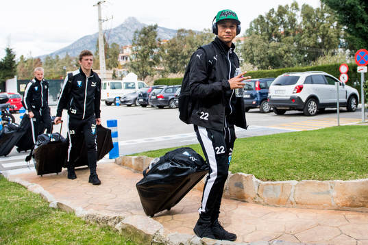 Tobias Sana ankommer till hotellet för Malmö FFs