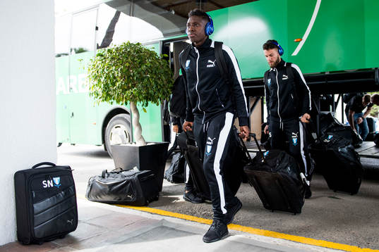 Pa Konate och Erdal Rakip ankommer till hotellet för