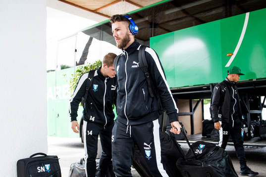 Erdal Rakip ankommer till hotellet för Malmö FFs