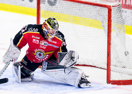 Luleås målvakt Joel Lassinatti ser Malmö Redhawks