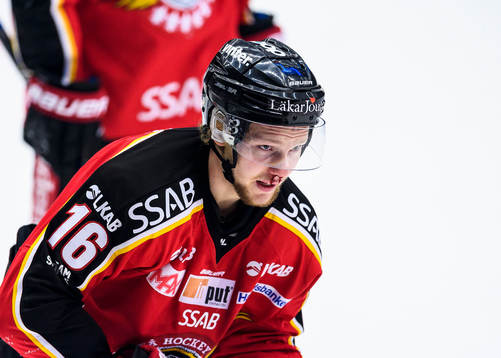 Luleås Einar Emanuelsson blöder från näsan