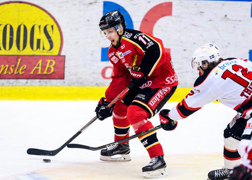 Luleås Petter Emanuelsson med pucken