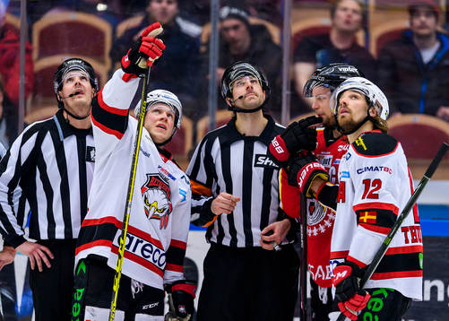 Malmö Redhawks Erik Forssell tittar på reprisen av