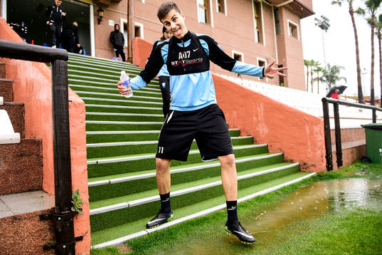 Alexander Jeremejeff går över en vattenpöl när han