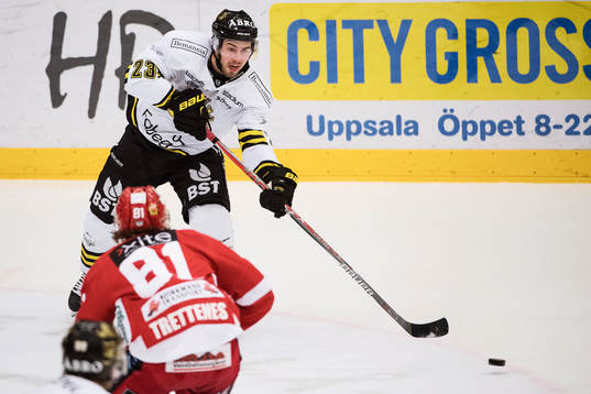 s Victor Ekarv passar pucken