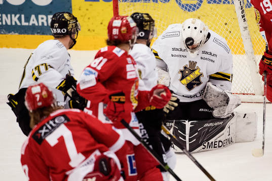 s målvakt Gasper Kroselj räddar ett skott med hjälmen