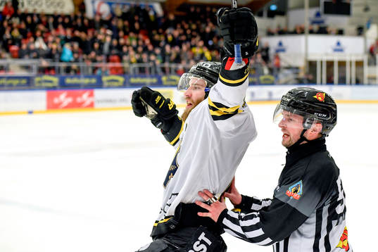 s Christian Sandberg jublar med lagkamrater
