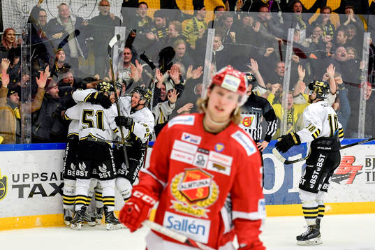 s Jonas Almtorp jublar med lagkamrater