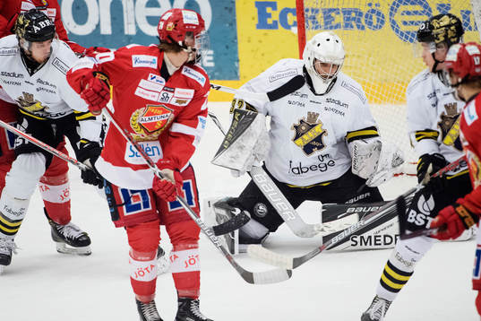 s målvakt Gasper Kroselj med ögonen på pucken