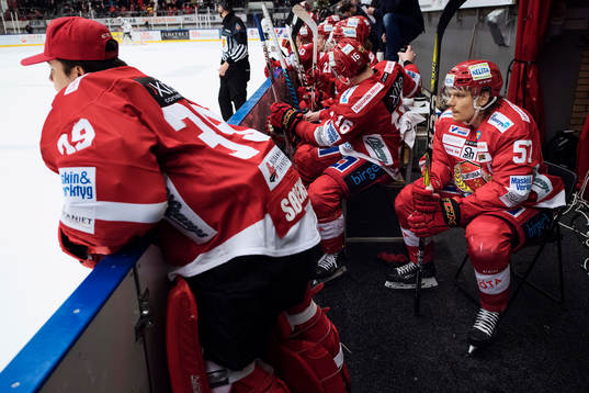 Almtunas Marcus Oskarsson deppar på bänken