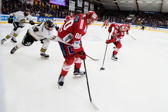 Almtunas Mathias Trettenes med pucken