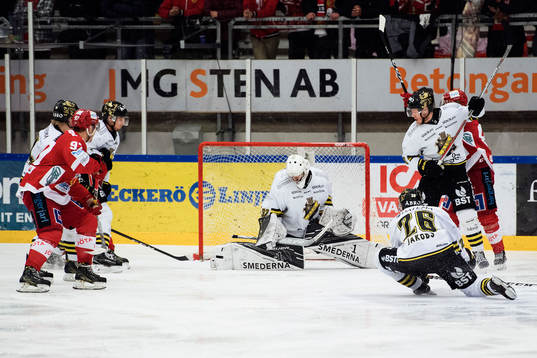 s målvakt Gasper Kroselj räddar ett skott