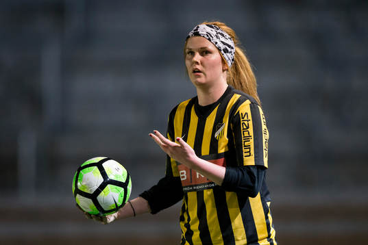 Häckens Felicia Funk Moberg med ett inkast