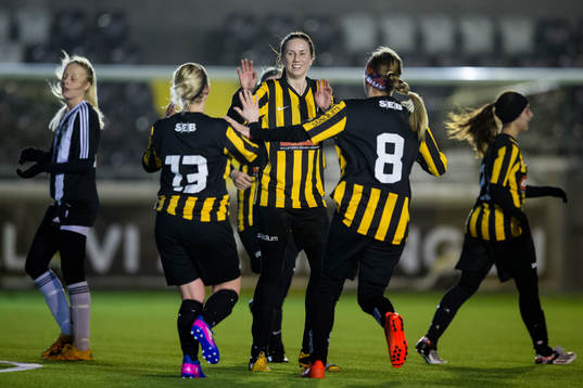Häckens Hanna Sandgren jublar ihop med Josefin Larsson och