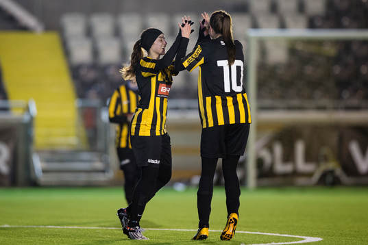 Häckens Hanna Sandgren jublar ihop med Aicha Boujrad