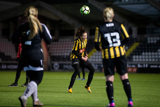 Häckens Hanna Sandgren nickar