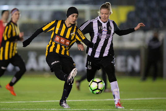 Häckens Aicha Boujrad skjuter ett skott