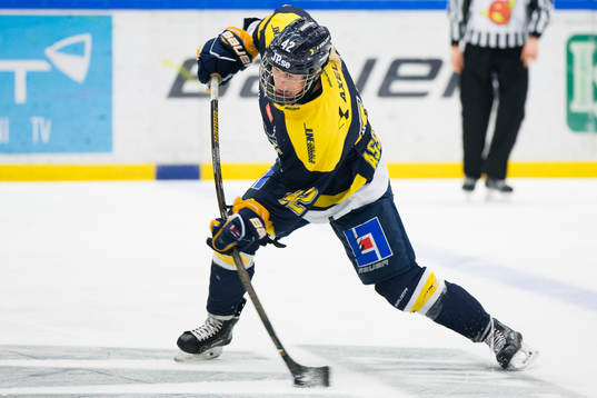 s Jenni Asserholt skjuter