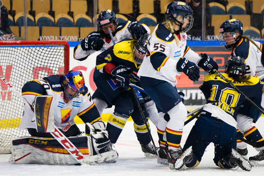 Djurgårdens målvakt Lovisa Berndtsson blockerar pucken