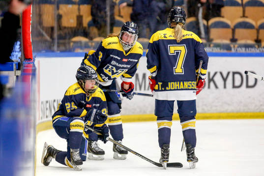 s Sanni Hakala, Rosa Lindstedt och Thea Johansson deppar