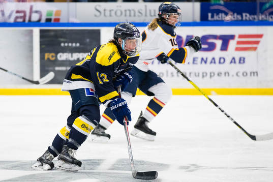 s Riikka Välilä med pucken