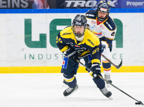 s Sanni Hakala med pucken
