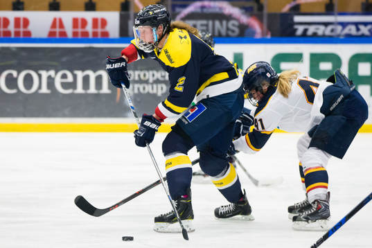 s Rosa Lindstedt före Djurgårdens Sofie Lundin